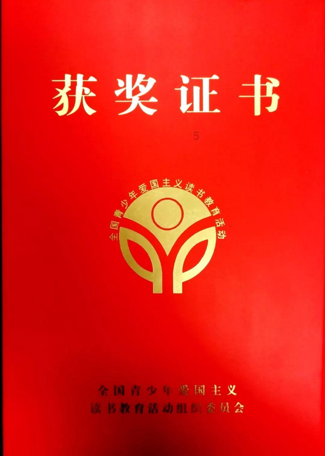 黑色V领长袖衫配牛仔小短裤，青春靓丽，与众不同，你觉得时尚吗？游戏画面
