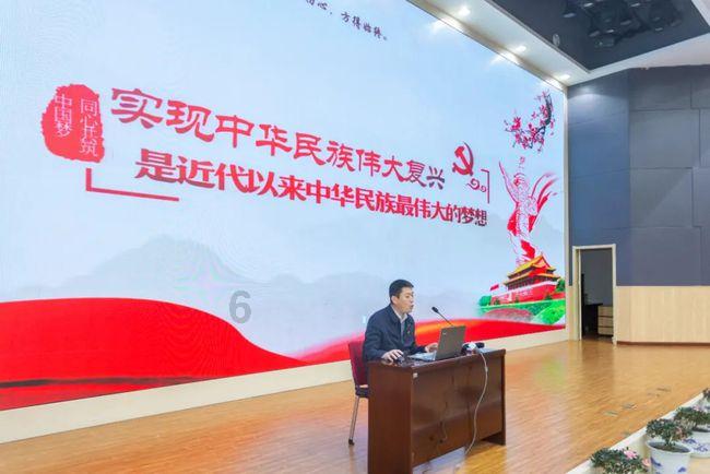 哈尔滨小冻梨抵达成都,与“小熊猫”相拥、互换礼物