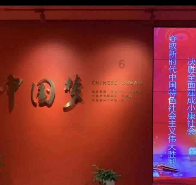 时尚拼接牛仔裤